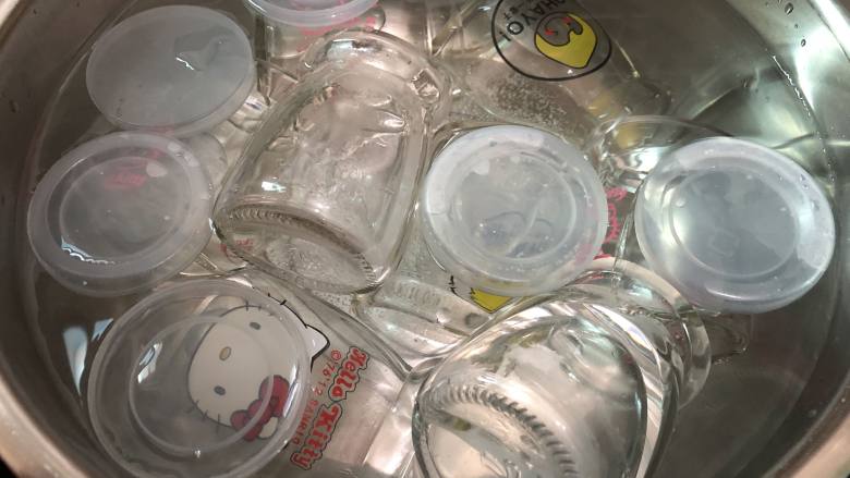 制作酸奶,瓶子要烫煮一下,高温灭菌,煮好捞出沥干水分,盖子用开水微微烫一下