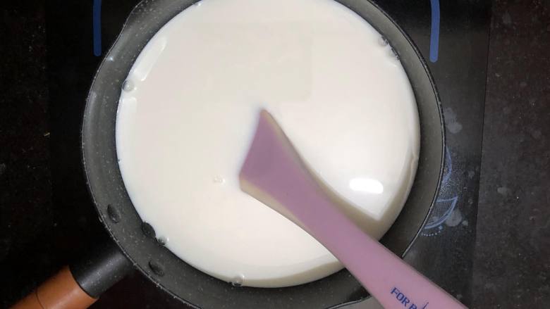 制作酸奶,加入细砂糖,搅拌至砂糖溶化
