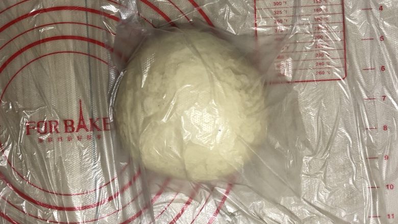 淡奶油芋泥面包卷(烫种),放入容器盖上保鲜膜
放在25-28度的环境中进行基础发酵