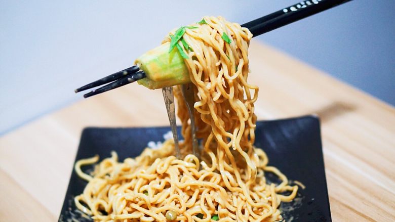 创意摆盘-面,上面的部分我直接带上一次性手套用手来铺的,尽量挑长一点的面条,这样会挡得,比较密