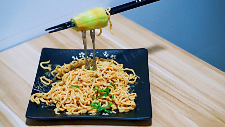 创意摆盘-面,像这样铺的满一点,看不到下面的黄瓜就可以了