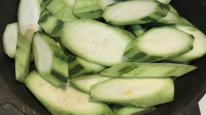 丝瓜炒蛋,下蒜爆香，然后翻炒<a style='color:red;display:inline-block;' href='/shicai/ 57'>丝瓜</a>，炒软