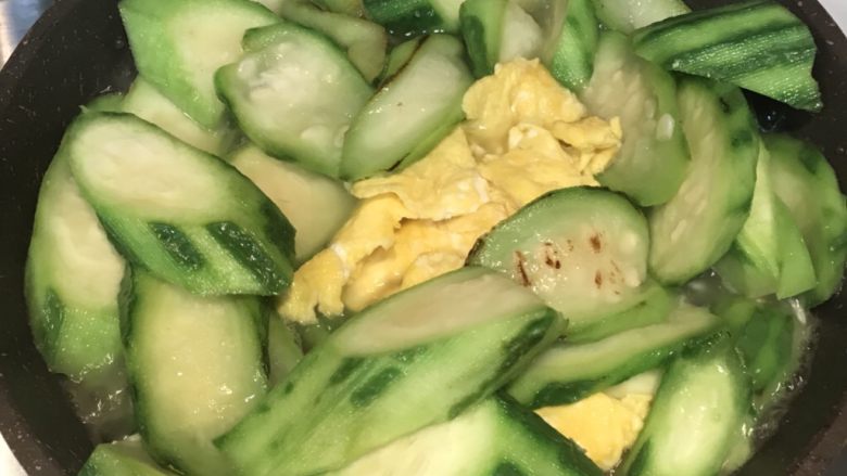 丝瓜炒蛋,加入半杯水，适量的盐和鸡蛋，翻炒均匀，盖上锅焖5分钟