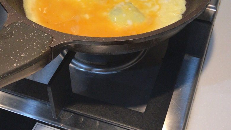 丝瓜炒蛋,把<a style='color:red;display:inline-block;' href='/shicai/ 9'>鸡蛋</a>煎好，装出来