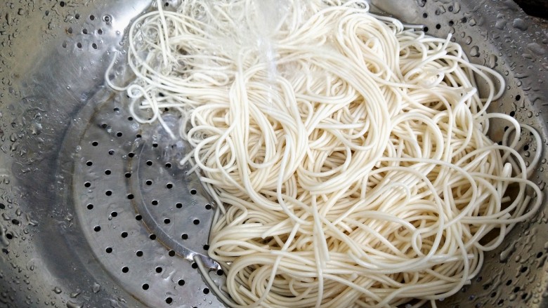 面条鸡蛋饼,捞出冲凉水后,再沥干水