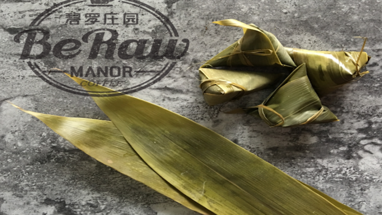 独家秘制——咖啡粽子,包好后放入加水锅中煮45分钟左右;