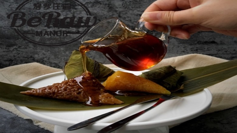 独家秘制——咖啡粽子,粽子出锅后淋上熬制好的糖浆食用;