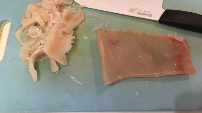 卤猪皮,除掉的脂肪可以爆猪油,阿我是直接当厨余处理…😂
