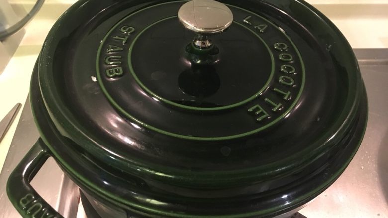 卤猪皮,大火煮开后加盖转中小火,焖煮40分钟