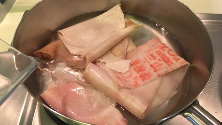 卤猪皮,放进锅里加水,淹过猪皮,煮开