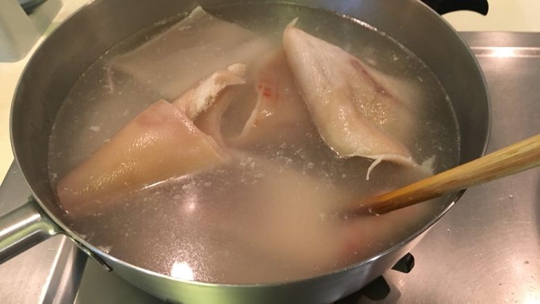 卤猪皮,水开后继续煮15分钟,其间记得翻动一下猪皮