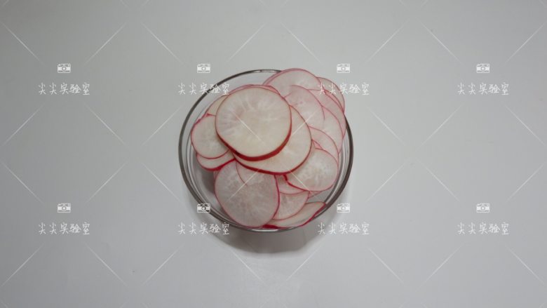 干锅水萝卜,<a style='color:red;display:inline-block;' href='/shicai/ 2563'>水萝卜</a>洗净切成薄片