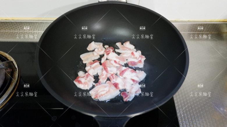 干锅水萝卜,起锅热油,加入五花肉片煸炒至于微焦(将肥肉的油脂都炒出来)