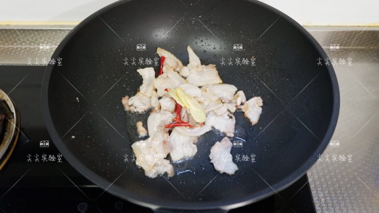 干锅水萝卜,然后加入姜片和干辣椒炒出香味