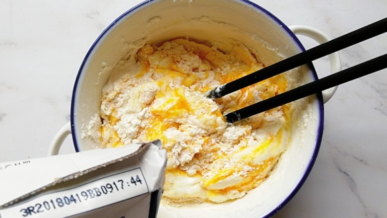 香葱牛奶鸡蛋煎饼,倒入适量的<a style='color:red;display:inline-block;' href='/shicai/ 219'>牛奶</a>搅拌成可流动的糊状(喜欢饼薄薄的就把面糊调稀一点,喜欢饼厚一些就调稠一点)