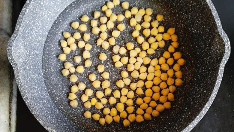 鹰嘴豆香肠咖喱意面,泡好的鹰嘴豆直接冷水入锅,水开后煮10分钟