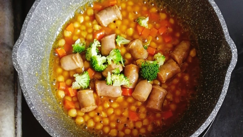 鹰嘴豆香肠咖喱意面,煮至汤汁浓稠,放入西兰花