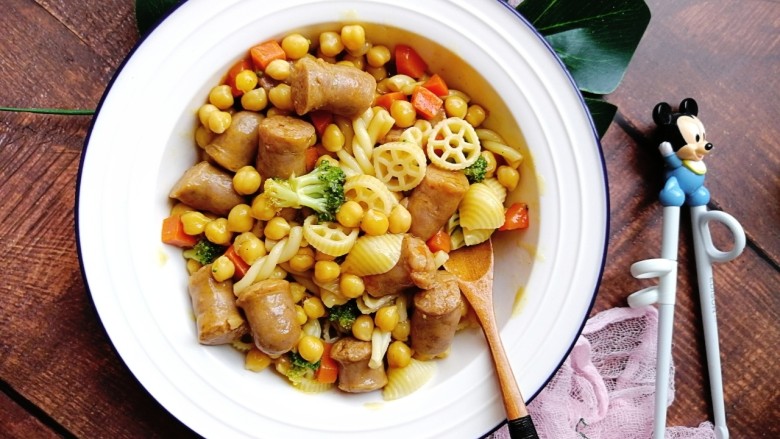 鹰嘴豆香肠咖喱意面,搅拌均匀开吃咯~