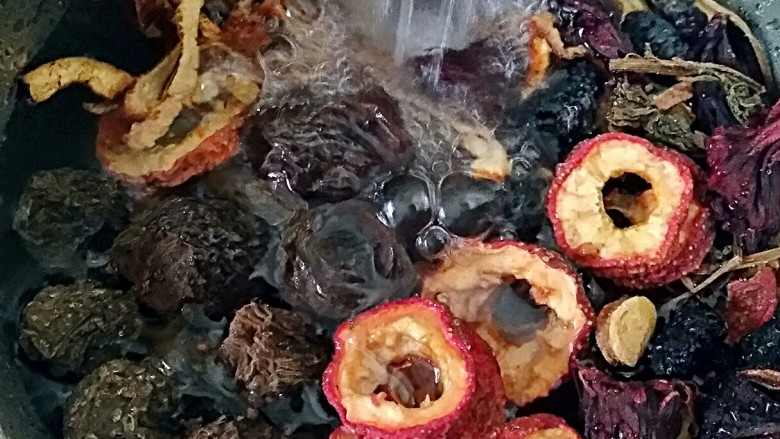 老北京酸梅汤,将食材(<a style='color:red;display:inline-block;' href='/shicai/ 450'>桂花</a>除外)用清水洗一遍。