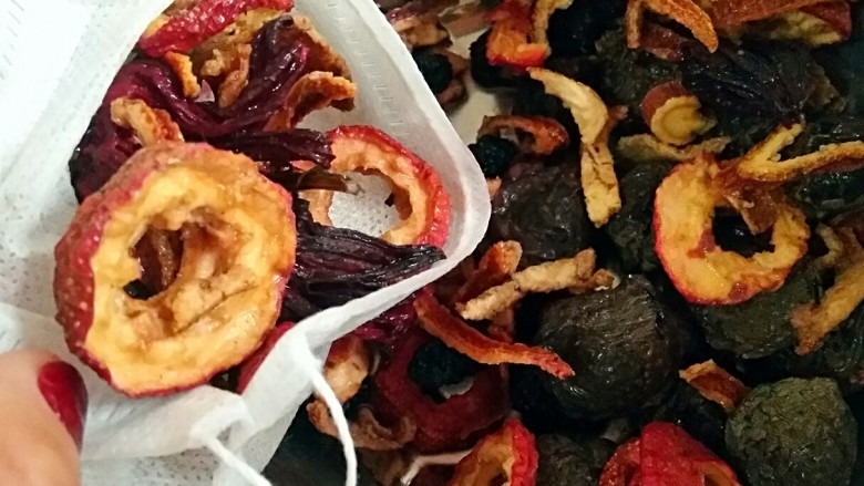 老北京酸梅汤,将食材(桂花除外),用无纺布袋或者纱布包裹一下,这样煮出来的酸梅汤就不用再过滤啦。