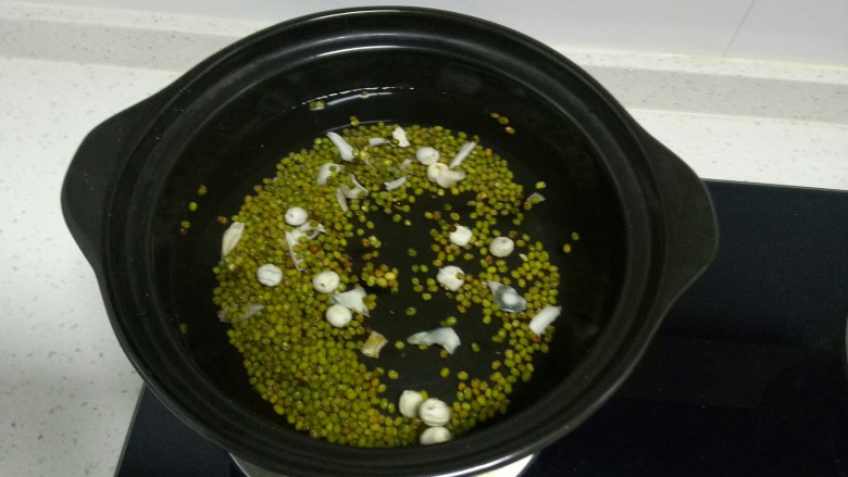 绿豆粥,将洗净的食材放入砂锅中,加入清水。