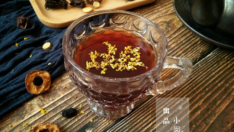 老北京酸梅汤,煮好的酸梅汤不要急着就把它放入冰箱里了。其实这样很不好,不但清香味儿减少了,在那里放时间久了还容易和别的食物串味。