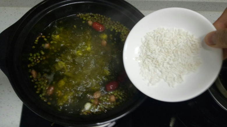 绿豆粥,加入糯米,转小火煮30分钟。