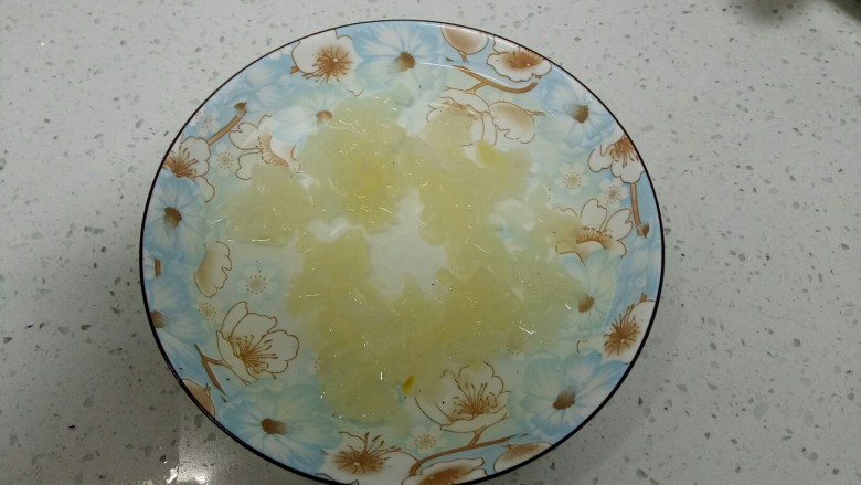 绿豆粥,银耳去掉黄根,撕成小朵。