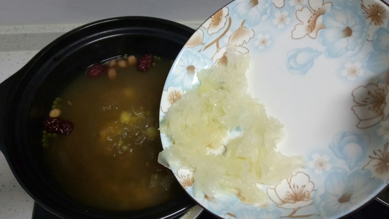 绿豆粥,加入银耳,再煮60分钟。