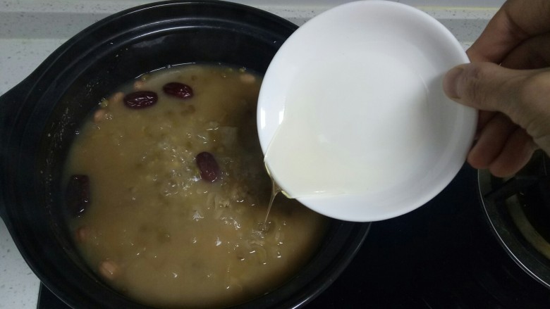 绿豆粥,关火,加入蜂蜜。