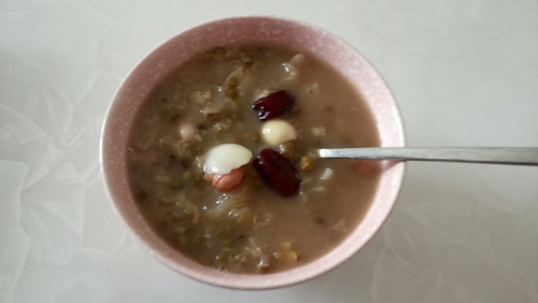 绿豆粥,盛入碗里。