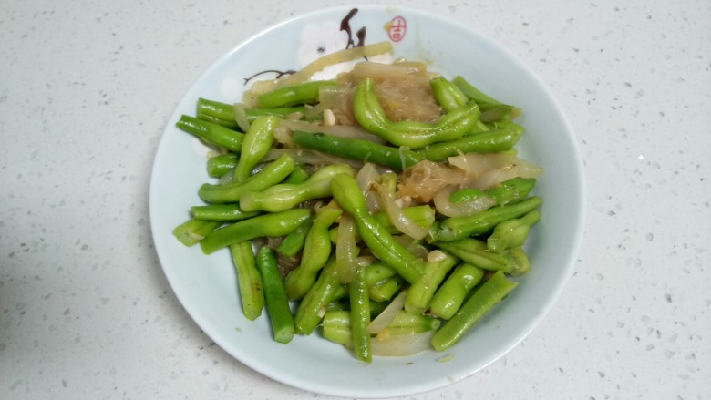 豆角炖粉丝,盛入盘中。