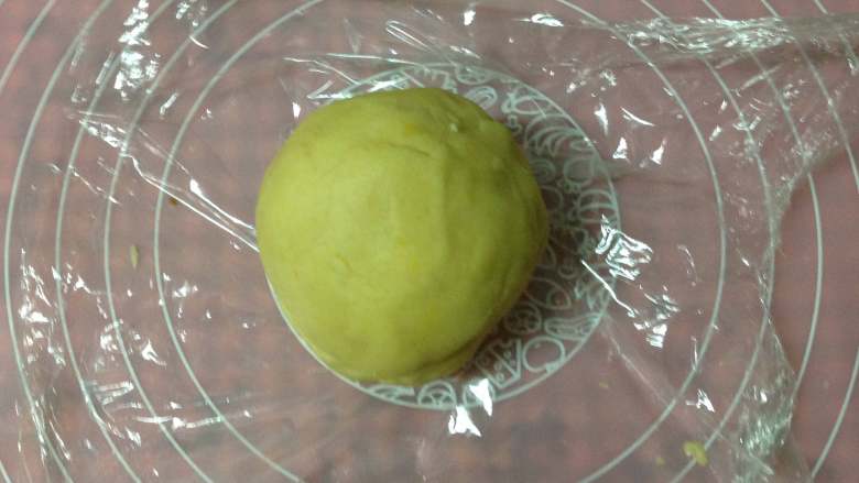 巧克力豆酥饼干,
用手揉成面团,将面团用保鲜膜包好,放进冰箱冷藏1个小时