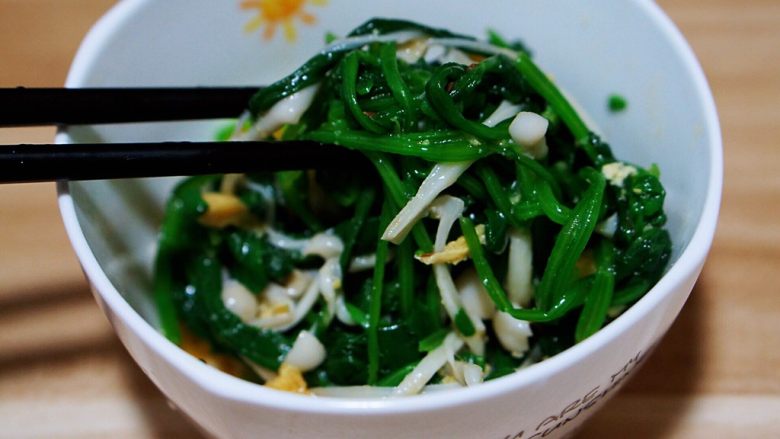 冷菜-黄金翡翠白玉菇,把所有的食材放在一起,包括上图的调料