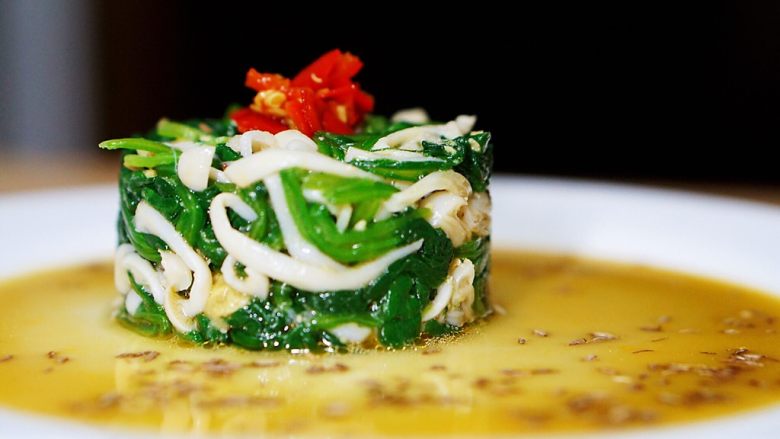 冷菜-黄金翡翠白玉菇,放上点剁椒装饰,旁边的调料中撒上<a style='color:red;display:inline-block;' href='/shicai/ 146573'>孜然粒</a>