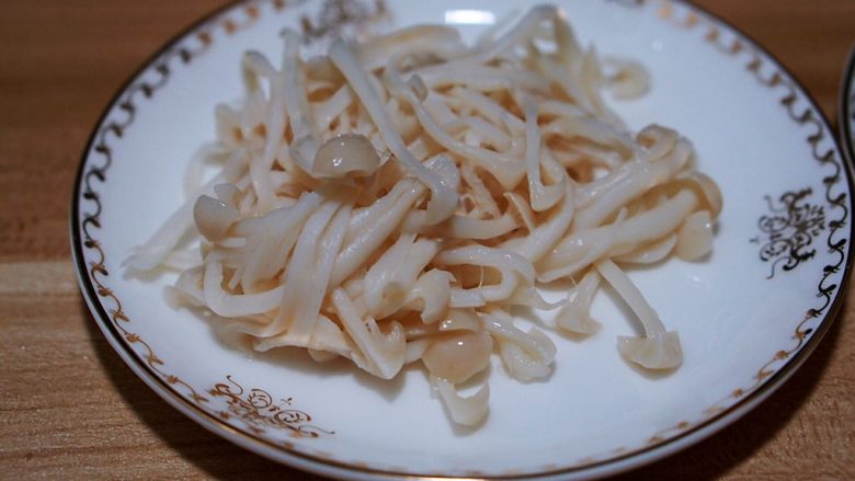 冷菜-黄金翡翠白玉菇,是不是很像金针菇,哈哈哈