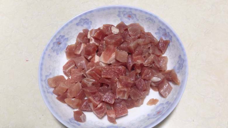 酸豆角炒肉丁,<a style='color:red;display:inline-block;' href='/shicai/ 211980'>猪梅肉</a>切小丁