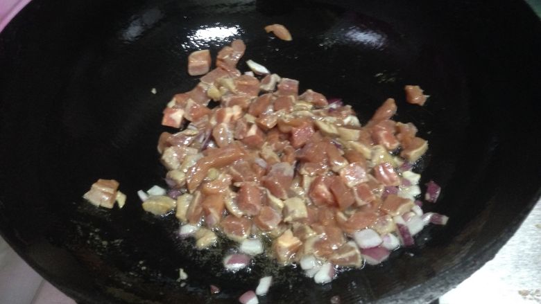 酸豆角炒肉丁,
倒入肉丁烹<a style='color:red;display:inline-block;' href='/shicai/ 718'>料酒</a>,炒至全部变白后捞出备用