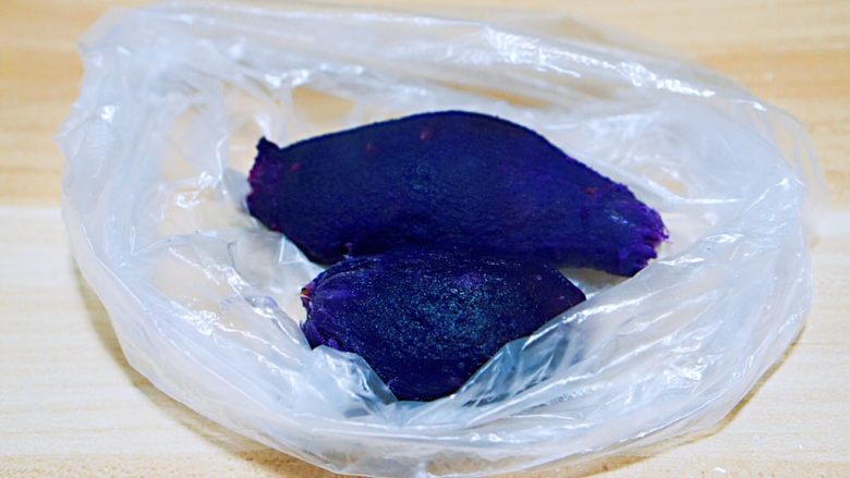 手抓饼版紫薯蛋黄酥-空气炸锅,紫薯放凉之后去皮放进保鲜袋