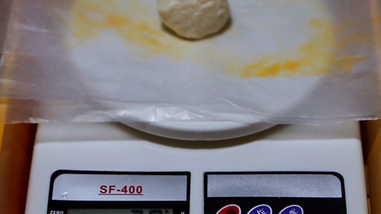 手抓饼版紫薯蛋黄酥-空气炸锅,为了大小好看,我们可以分成等分的面团