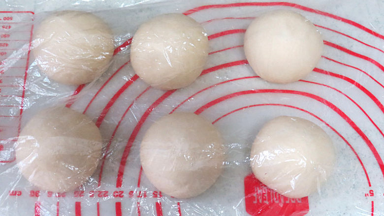 经典软餐包【黄油面包卷】,平均分成6份,约60克/个,滚圆,盖保鲜膜松弛15分钟