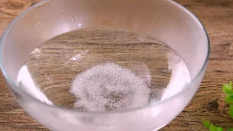 极力推荐最最过瘾的一款冰饮——冰柠雪碧,清水中撒入盐,拌匀