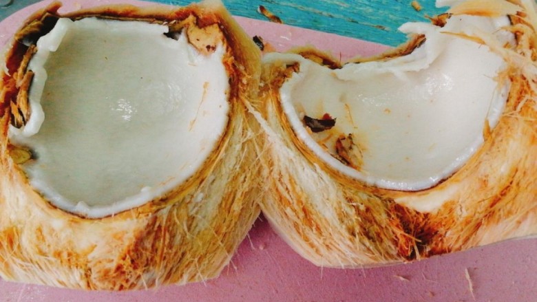 椰肉玉米排骨汤,用刀劈开,发现进口的汁多甜,但<a style='color:red;display:inline-block;' href='/shicai/ 8754'>椰肉</a>比较薄。