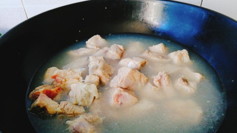 椰肉玉米排骨汤,用开水焯一遍,去除血沫,再用温水冲一遍