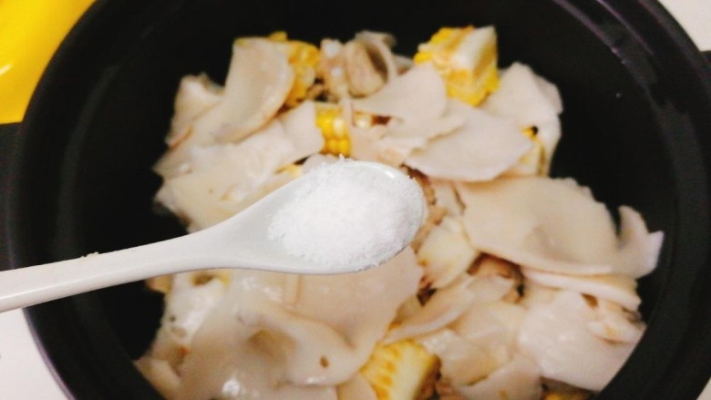 椰肉玉米排骨汤,再继续加入椰肉,适量盐