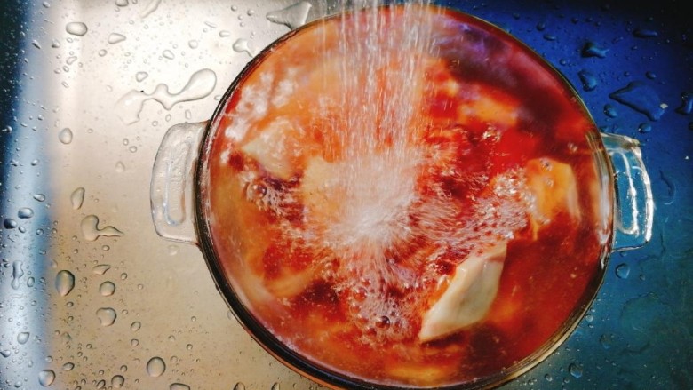 椰肉玉米排骨汤,冲洗干净,洗掉血水。
