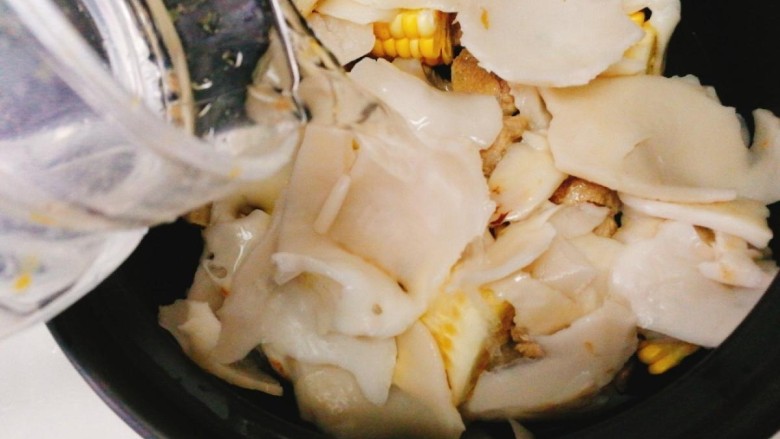 椰肉玉米排骨汤,砂锅中放入足量的热水,煲汤的时候一次性的加足量的水,中途要加水会减淡汤的鲜味,如果一定要加水也要加热水,凉水会让肉质收缩,影响口感。