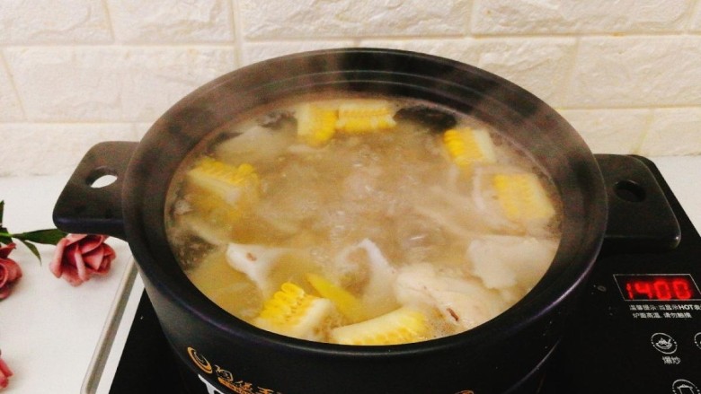 椰肉玉米排骨汤,大约还剩下半小时左右的时间,炖到排骨软烂