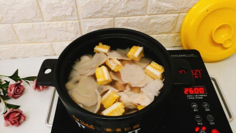 椰肉玉米排骨汤,全部弄好后,转入电陶炉。