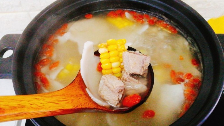椰肉玉米排骨汤,非常赞的椰肉玉米排骨汤就完成了,淡淡的奶香味。